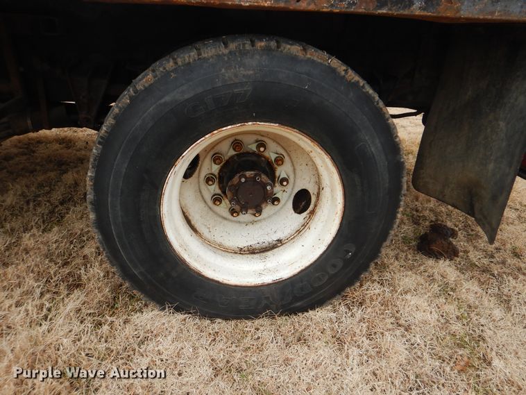 image for item HW9755 2001 International 4900  digger derrick truck