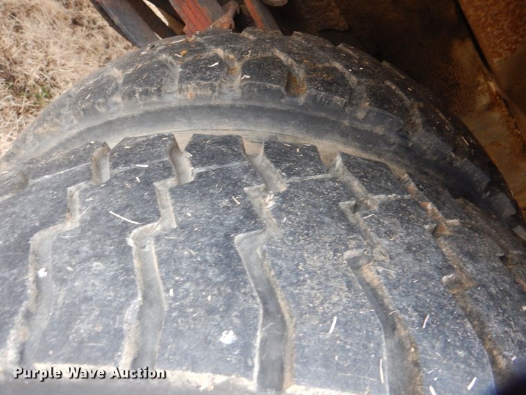 image for item HW9755 2001 International 4900  digger derrick truck