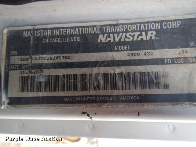 image for item HW9755 2001 International 4900  digger derrick truck