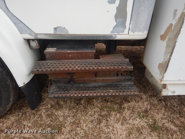 image for item HW9756 1999 International 4700  utility / service truck