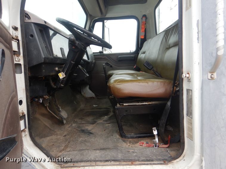 image for item HW9756 1999 International 4700  utility / service truck