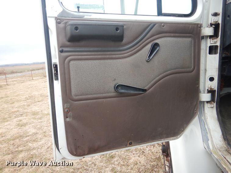 image for item HW9756 1999 International 4700  utility / service truck