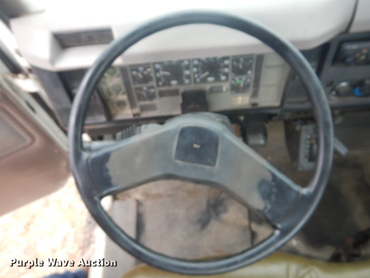 image for item HW9756 1999 International 4700  utility / service truck