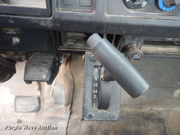 image for item HW9756 1999 International 4700  utility / service truck