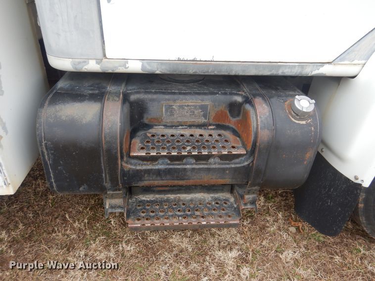 image for item HW9756 1999 International 4700  utility / service truck