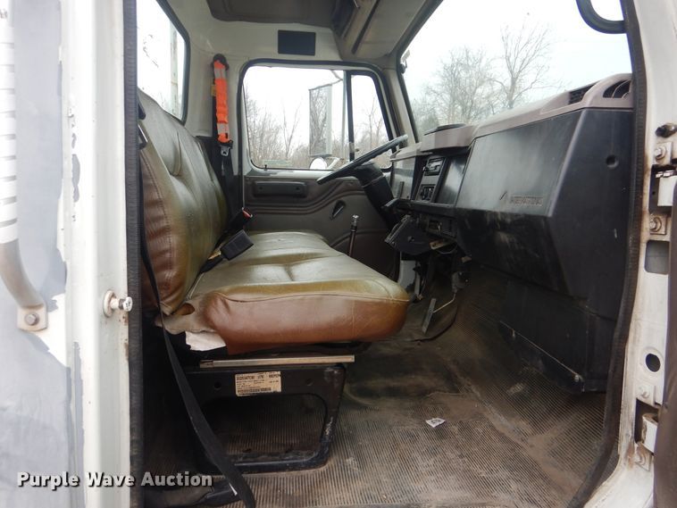 image for item HW9756 1999 International 4700  utility / service truck