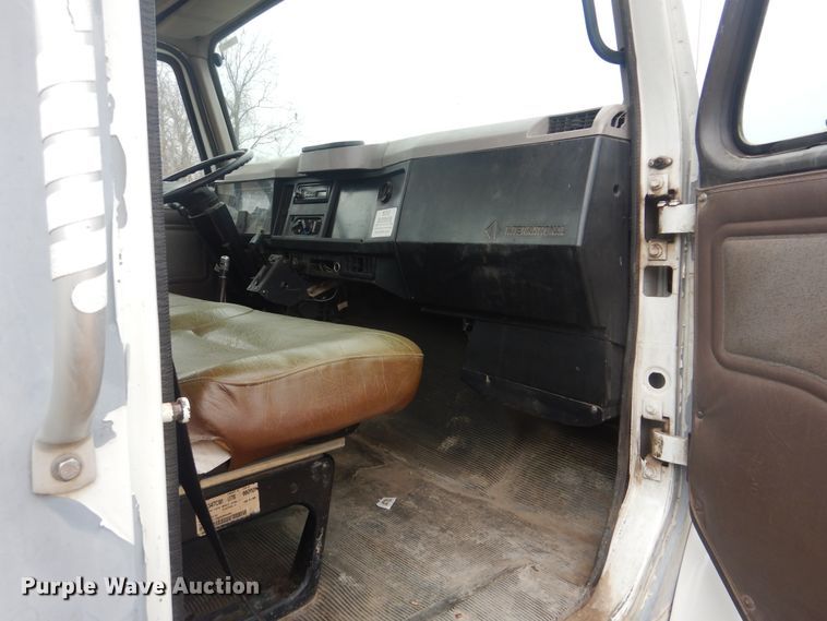 image for item HW9756 1999 International 4700  utility / service truck