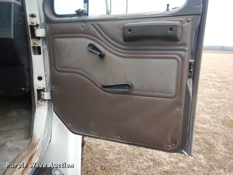 image for item HW9756 1999 International 4700  utility / service truck