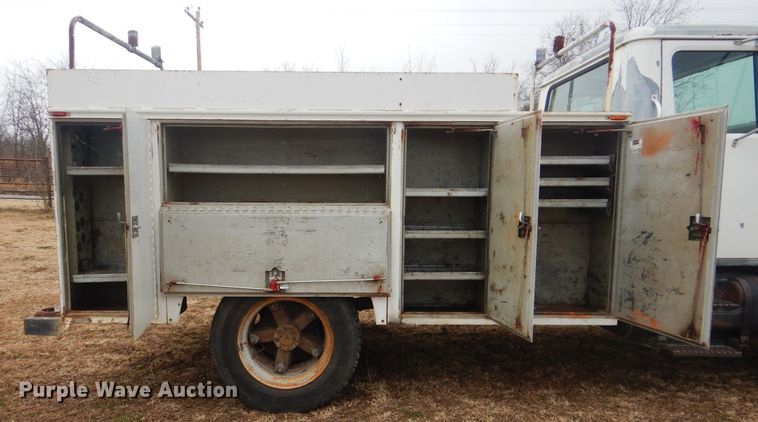 image for item HW9756 1999 International 4700  utility / service truck