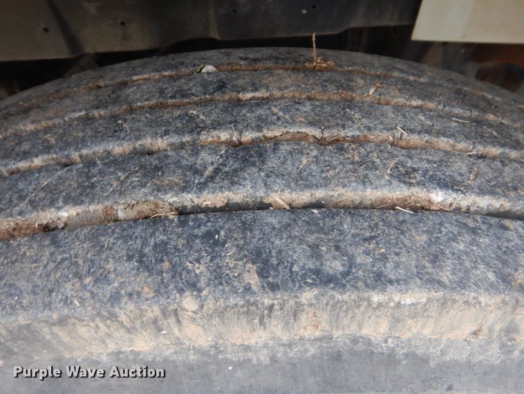 image for item HW9756 1999 International 4700  utility / service truck