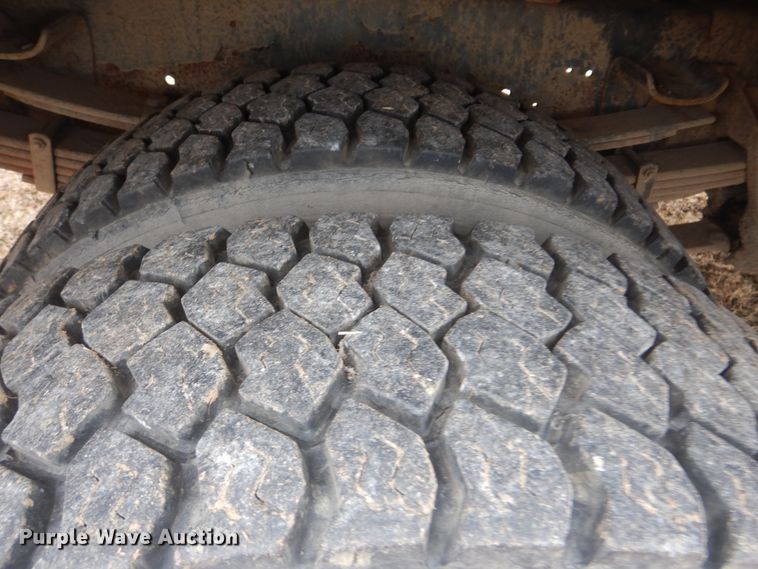 image for item HW9756 1999 International 4700  utility / service truck