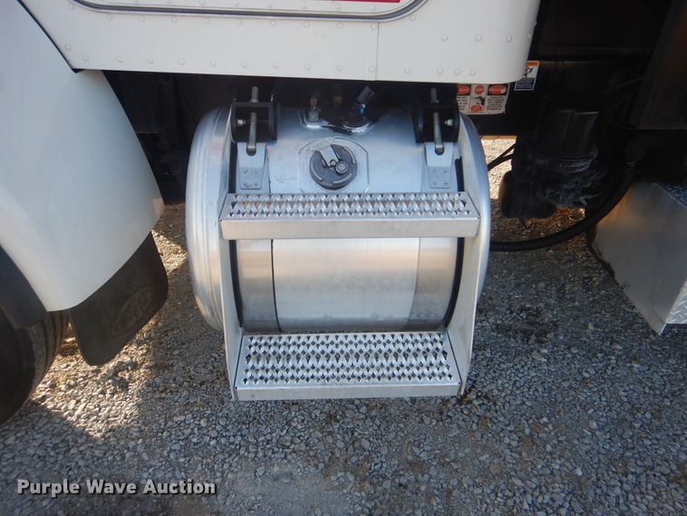 image for item HX9075 2006 Peterbilt 335  dump truck