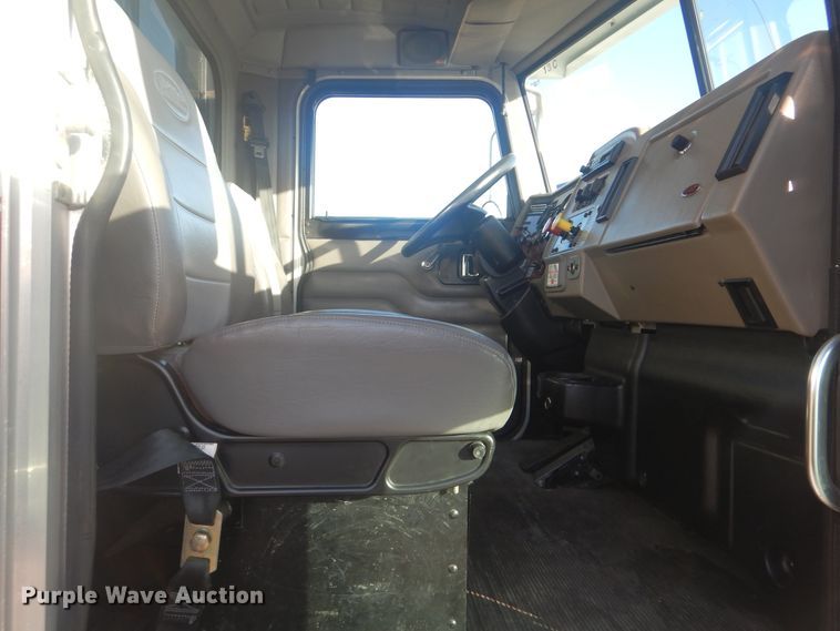 image for item HX9075 2006 Peterbilt 335  dump truck