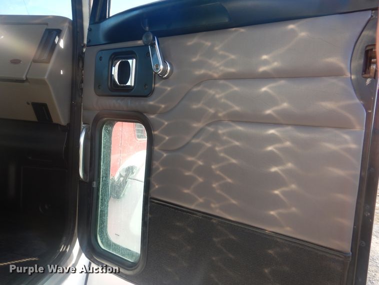 image for item HX9075 2006 Peterbilt 335  dump truck