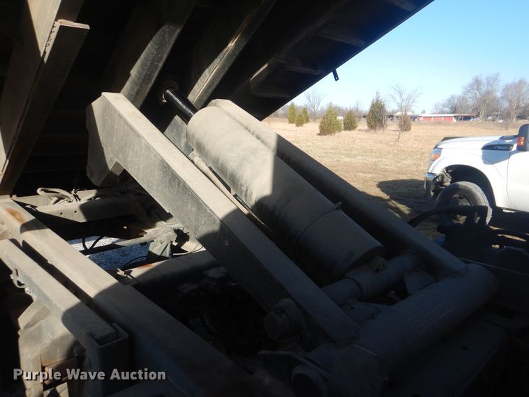 image for item HX9075 2006 Peterbilt 335  dump truck