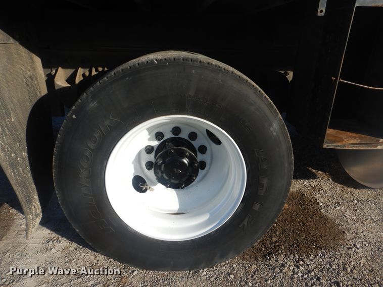 image for item HX9075 2006 Peterbilt 335  dump truck