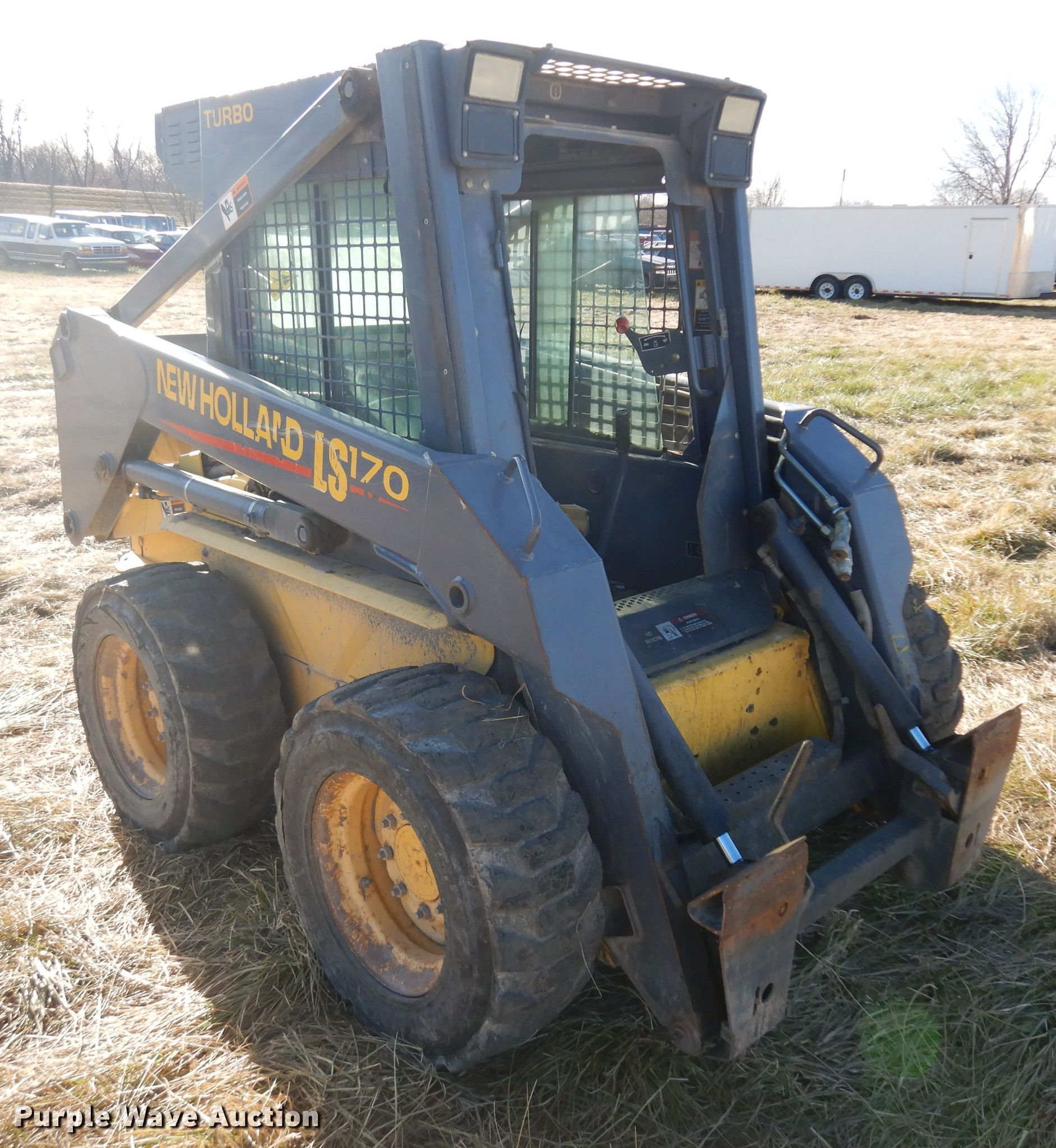 2000 New Holland LS170 skid steer loader in Osawatomie, KS Item IG9038 sold Purple Wave