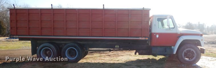 image for item GK9681 1981 International 1853  grain truck