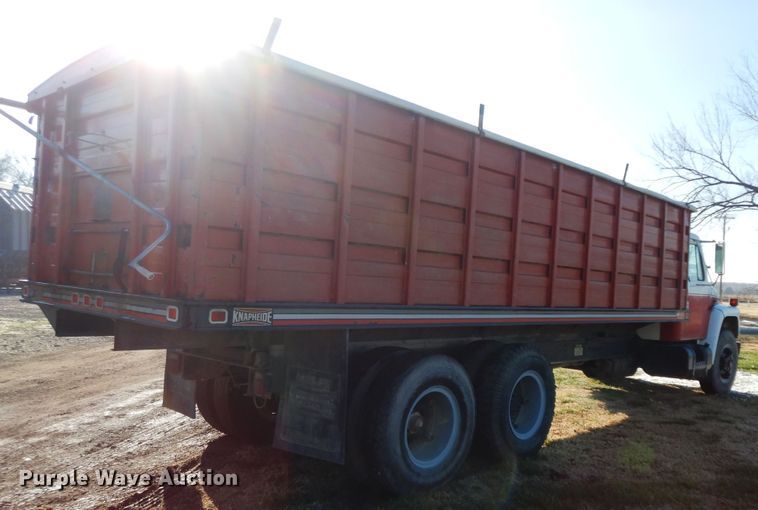 image for item GK9681 1981 International 1853  grain truck