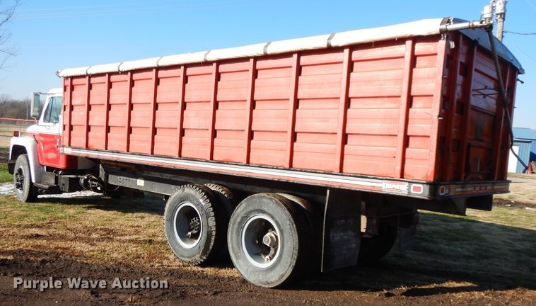 image for item GK9681 1981 International 1853  grain truck