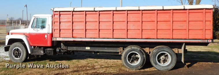 image for item GK9681 1981 International 1853  grain truck