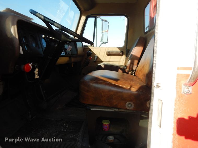 image for item GK9681 1981 International 1853  grain truck