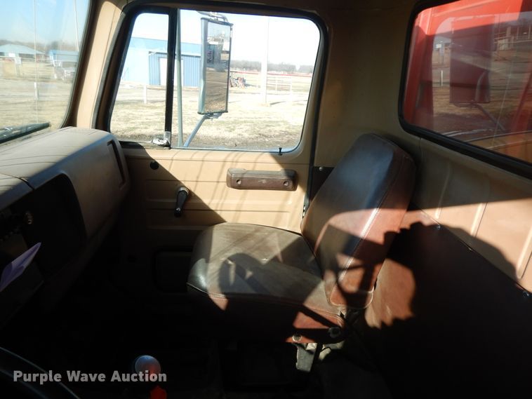 image for item GK9681 1981 International 1853  grain truck