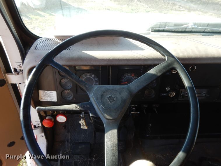 image for item GK9681 1981 International 1853  grain truck