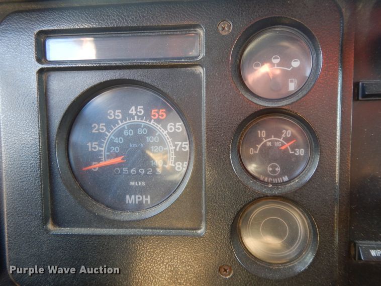 image for item GK9681 1981 International 1853  grain truck