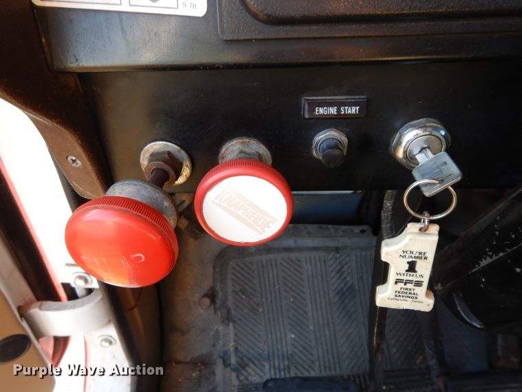 image for item GK9681 1981 International 1853  grain truck