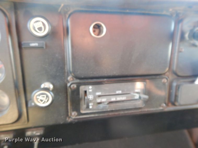 image for item GK9681 1981 International 1853  grain truck