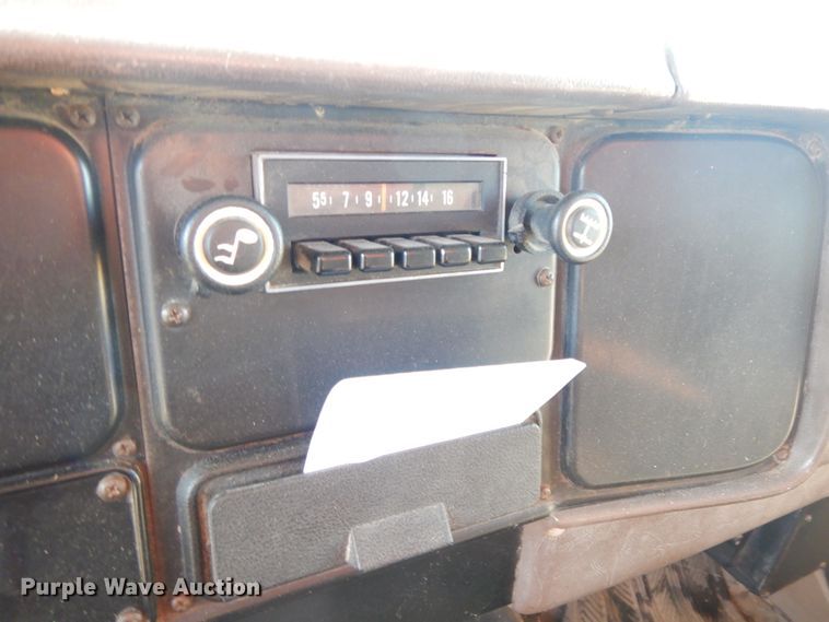 image for item GK9681 1981 International 1853  grain truck