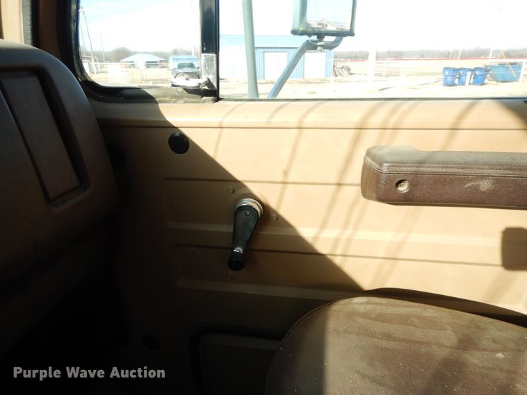 image for item GK9681 1981 International 1853  grain truck