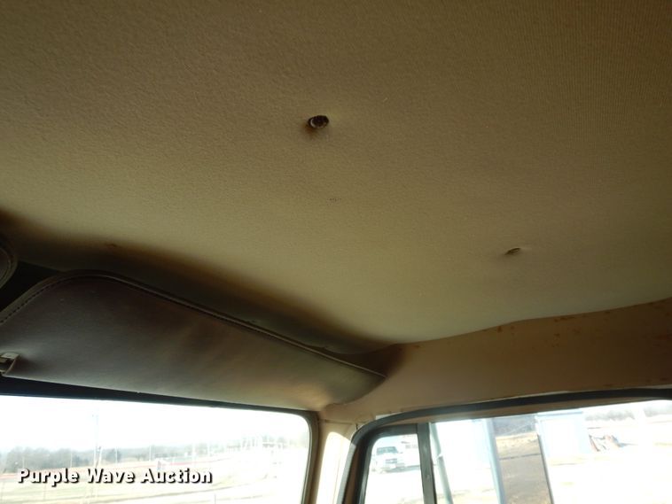 image for item GK9681 1981 International 1853  grain truck