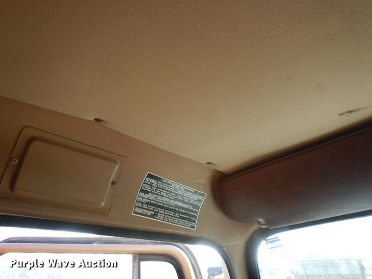 image for item GK9681 1981 International 1853  grain truck