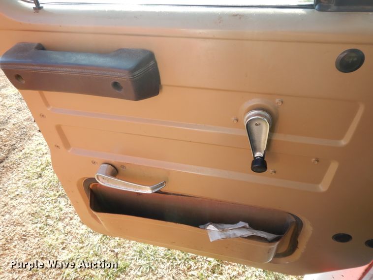 image for item GK9681 1981 International 1853  grain truck