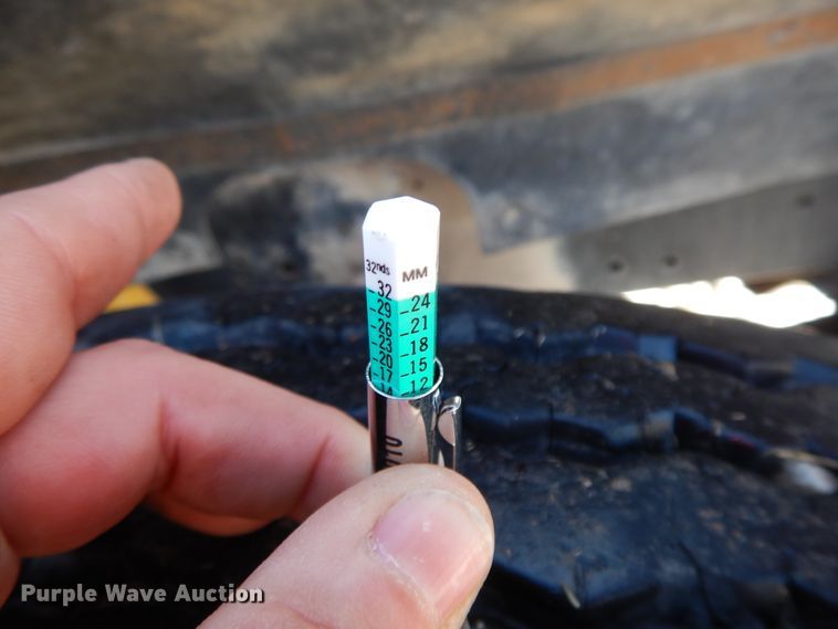 image for item GK9681 1981 International 1853  grain truck