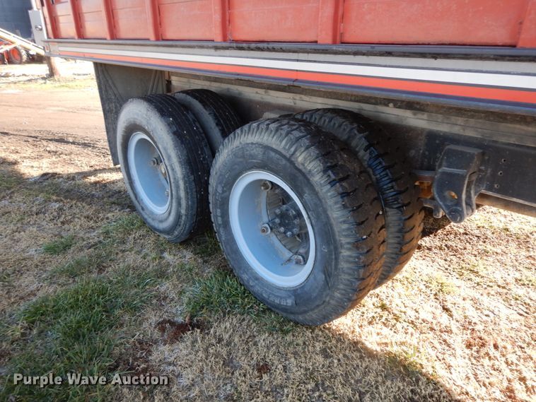 image for item GK9681 1981 International 1853  grain truck