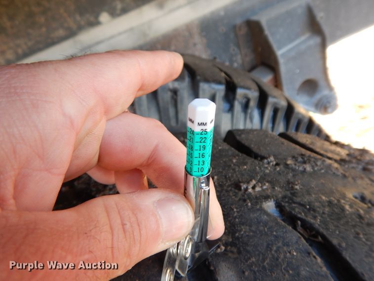 image for item GK9681 1981 International 1853  grain truck