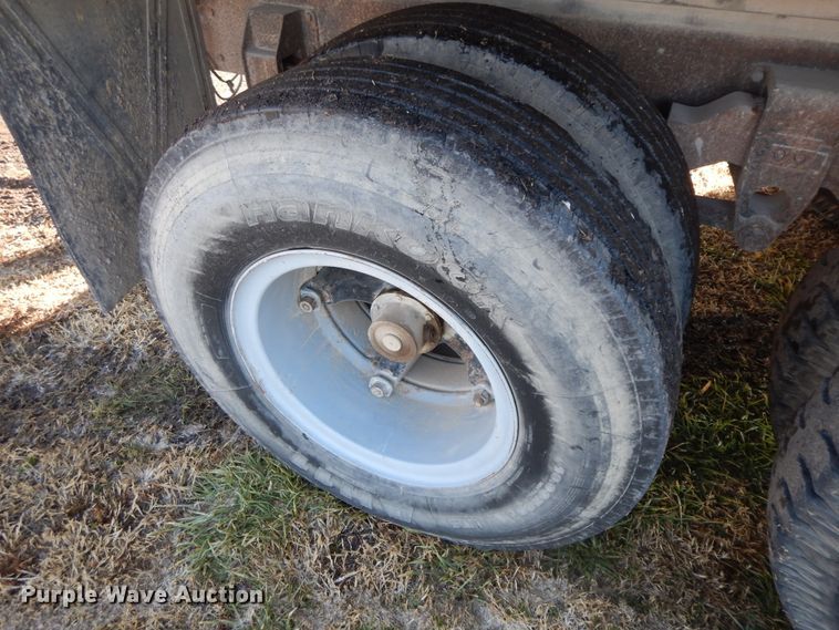 image for item GK9681 1981 International 1853  grain truck