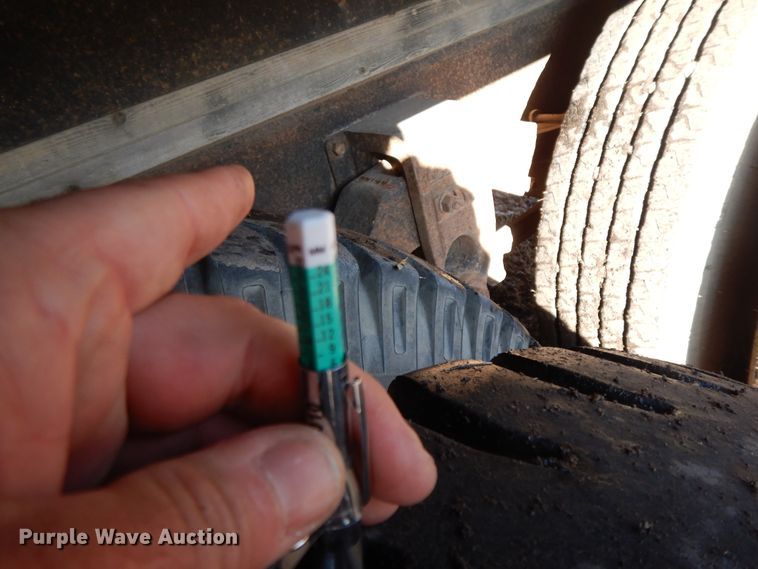 image for item GK9681 1981 International 1853  grain truck