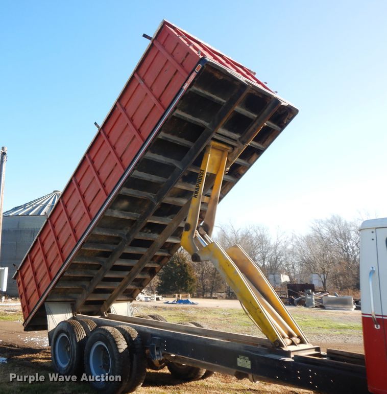 image for item GK9681 1981 International 1853  grain truck