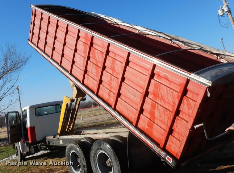 image for item GK9681 1981 International 1853  grain truck