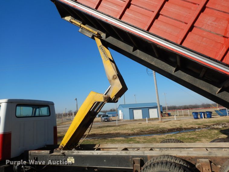 image for item GK9681 1981 International 1853  grain truck