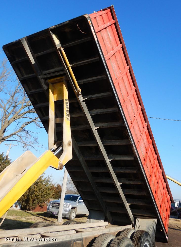 image for item GK9681 1981 International 1853  grain truck