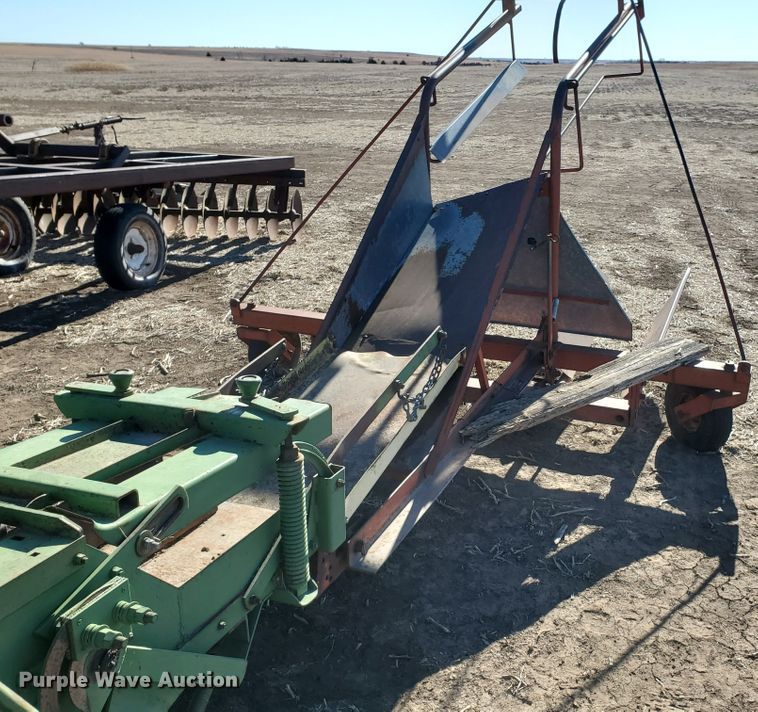 image for item HW9592 John Deere 14T  small square baler