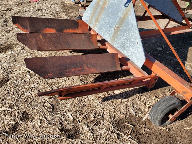 image for item HW9592 John Deere 14T  small square baler