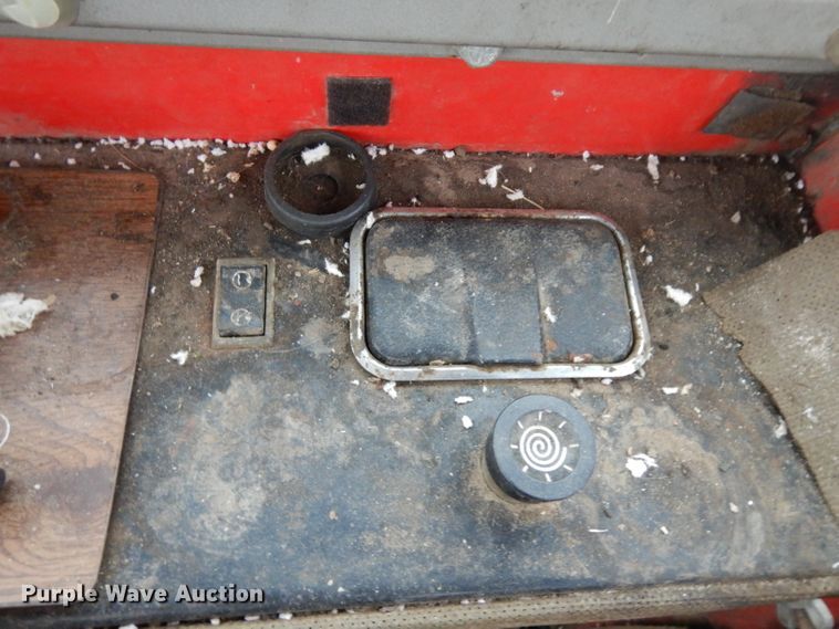 image for item IG9132 1985 Massey-Ferguson 850  RWA combine