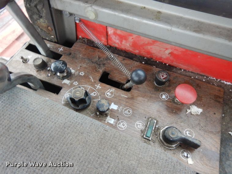 image for item IG9132 1985 Massey-Ferguson 850  RWA combine