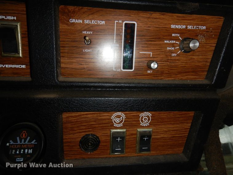 image for item IG9132 1985 Massey-Ferguson 850  RWA combine